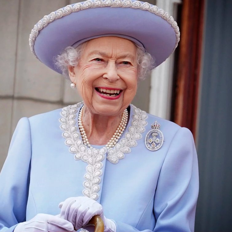 Elizabeth II drotning av Bretlandi er farin - her eru myndir úr lívi hennara