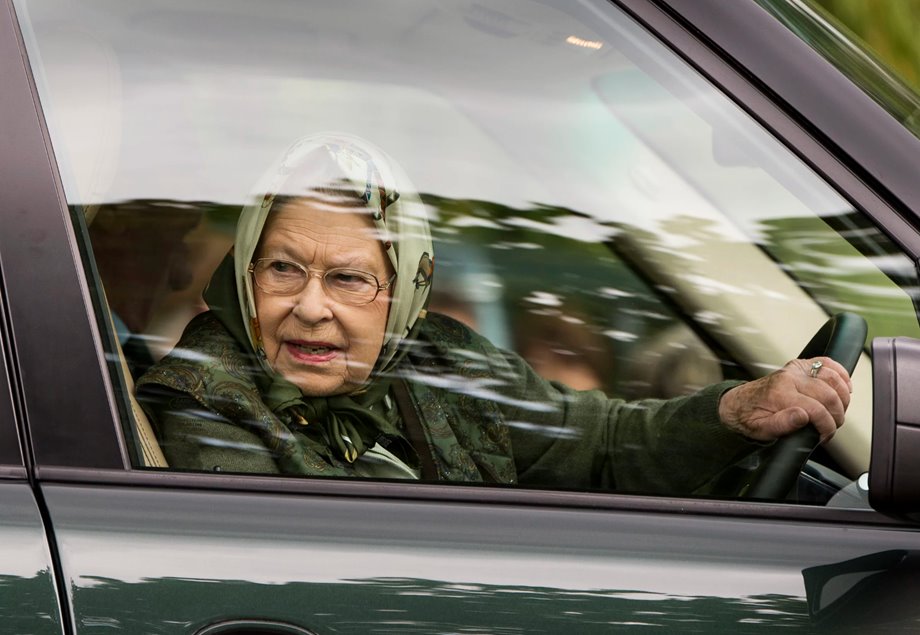 <p>Elizabeth drotning koyrir ein Range Rover í Windsor í Onglandi til sonevnda 'Windsor Horse Show' 13. mai í 2017.</p>
<p> </p>