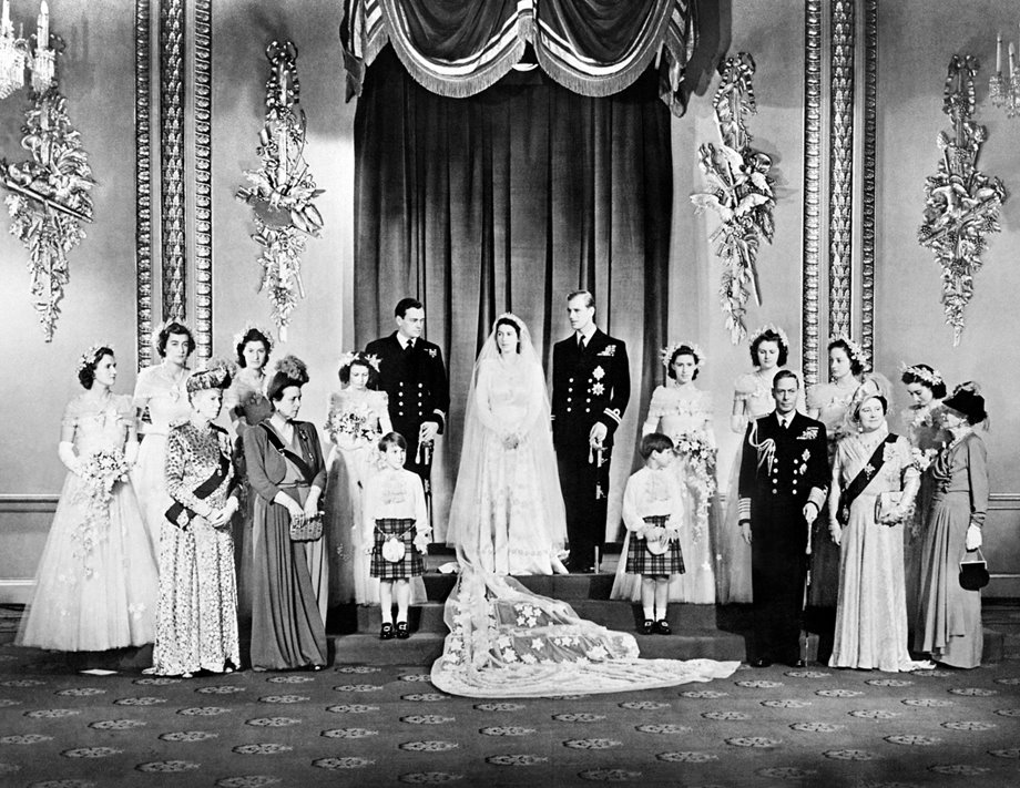 <div class="caption-wrap">
<div class="caption" aria-label="Image caption">
<p>Familja og gestir saman við Elizabeth prinsessu á Buckingham Palace á brúdleypsdegi hennara 20. november í 1947. </p>
</div>
</div>