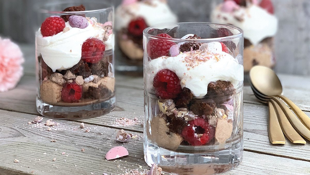 Dessertgløs við brownie, karamelskúmi og Mini eggum